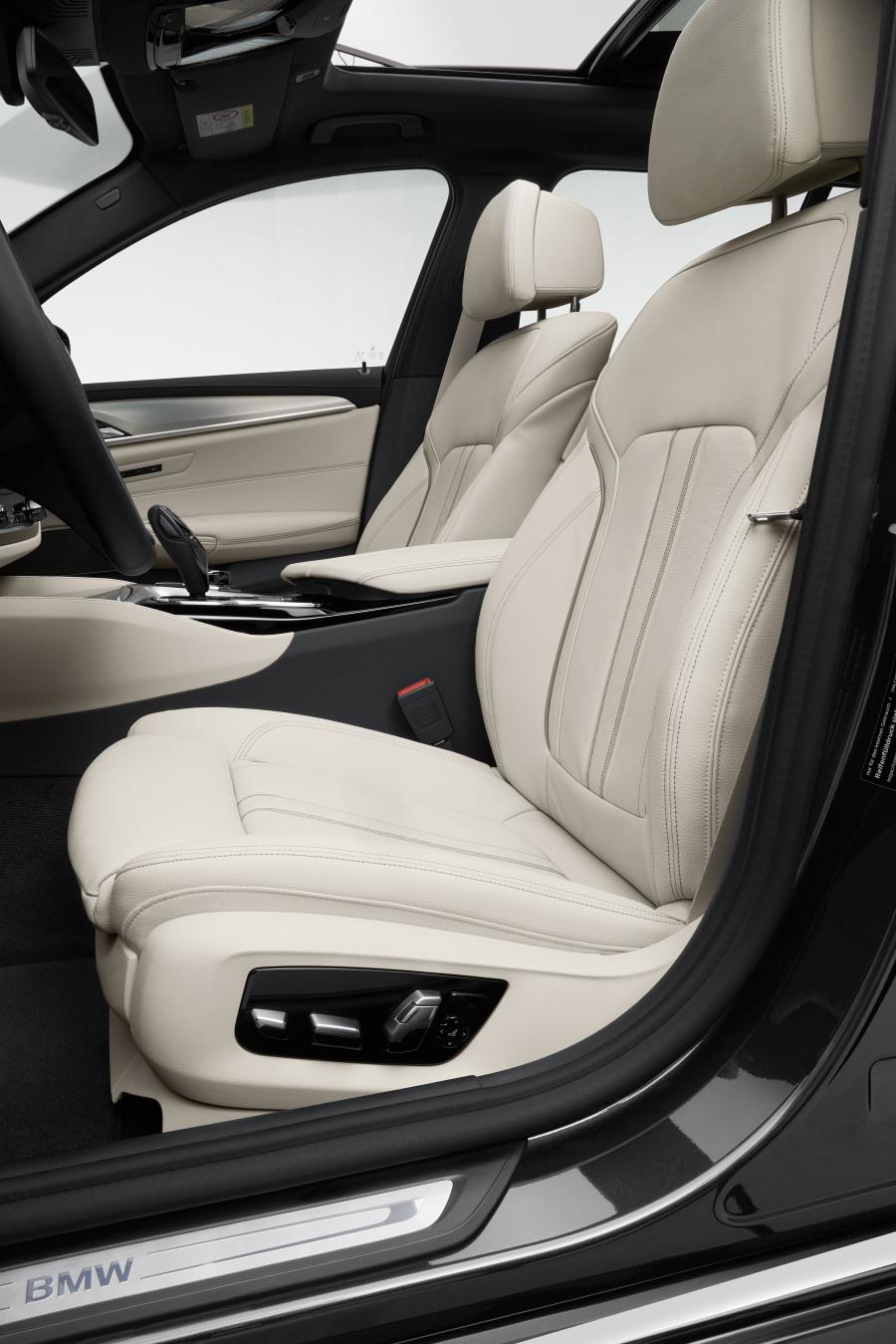 Интерьер BMW 530i Touring Luxury Line (G31) 2020 года  (WW) (фото 39 из 73)